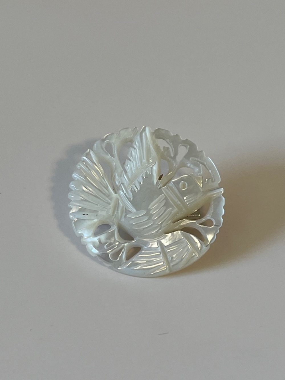041 Vintage Carved Mother of Pearl Bird Brooch Pendant Openwork Shell